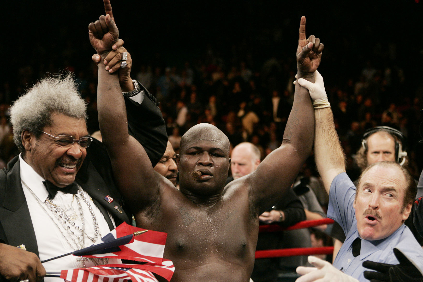 2005: James Toney wins WBA heavyweight title